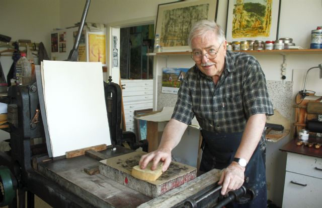 Rolf Huber in seiner Lithografie- Werkstatt beim Drucken